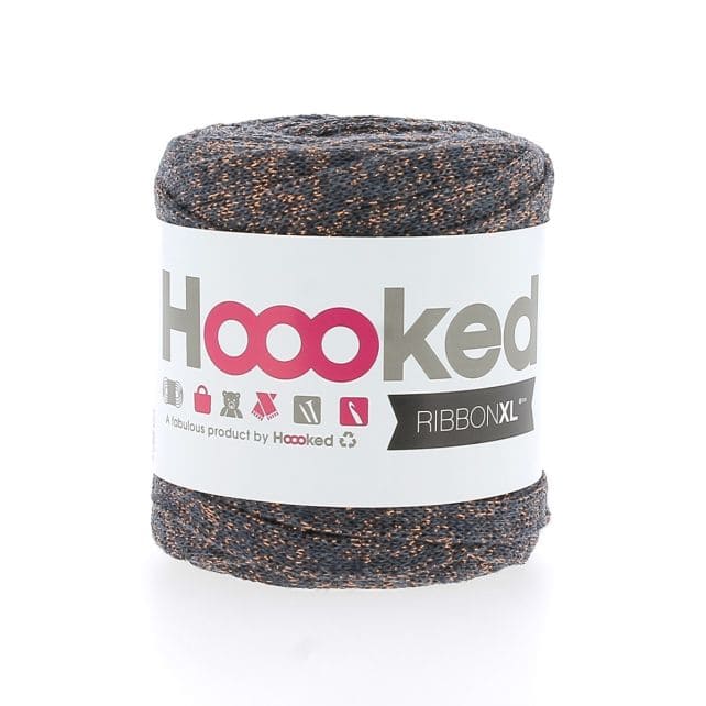 Hoooked RibbonXL Lurex Bändchengarn in 80 g, glänzendes, buntes Garn zum Stricken und Häkeln, sichtbar auf dem Bild.