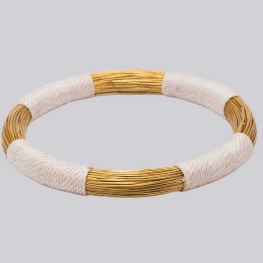 Armreif Araca I Capido, eleganter Accessoire aus Metall mit filigranem Design, zeigt stilvollen Schmuck von Capido.