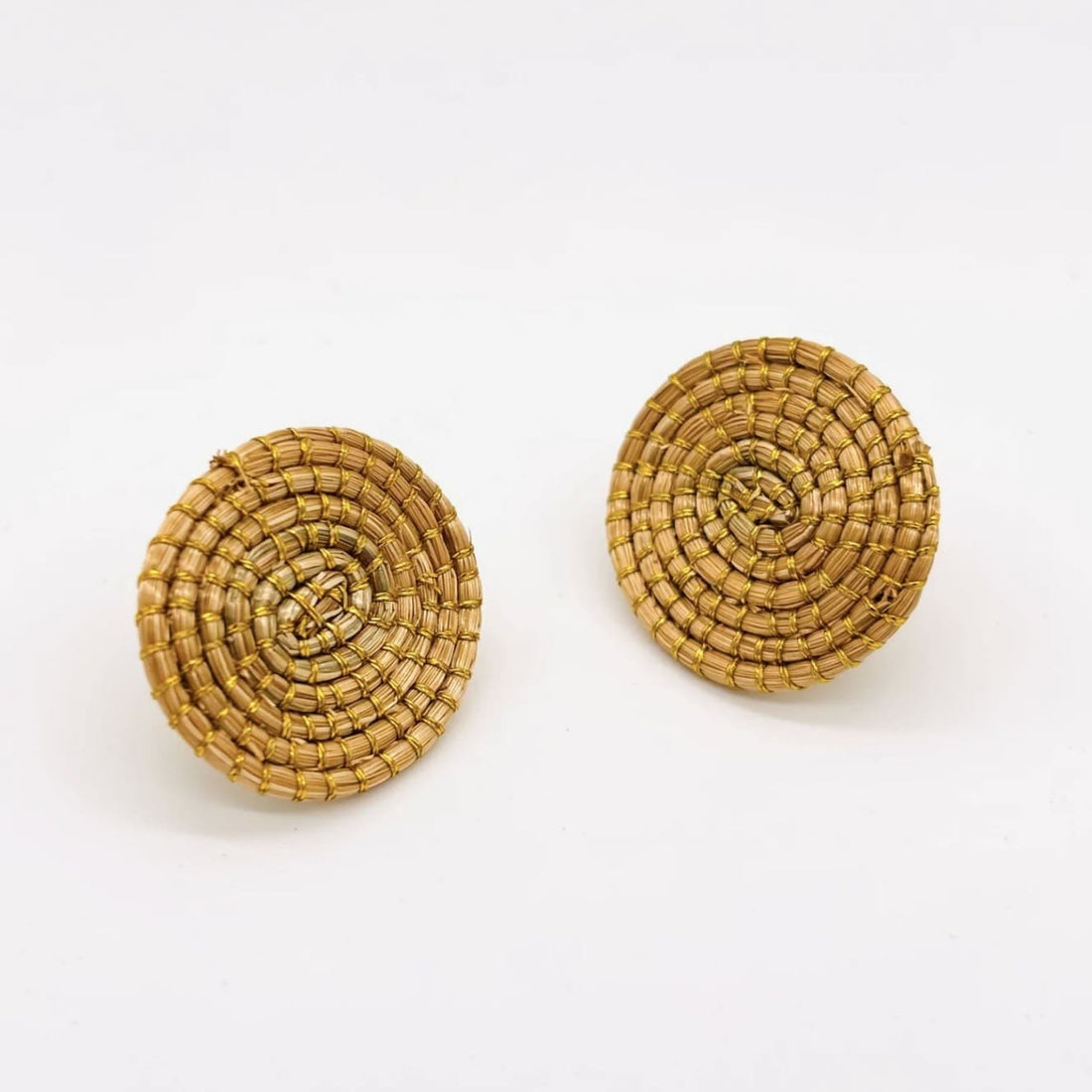 Goldene Ohrringe Siri I Capido, elegante Accessoires mit detailliertem Design, sichtbar an einem Ohr getragen.