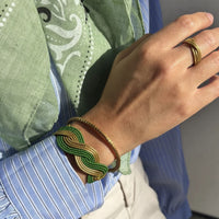 Silberner Armreif Amarilis von Capido, elegantes Accessoire, detaillierte Verarbeitung, perfekt für stilvolle Outfits