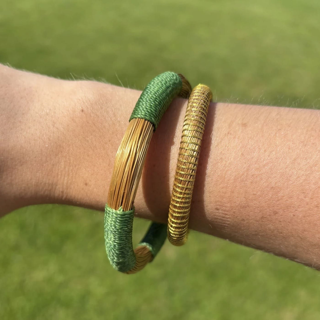 Armreif Natureza von Capido, elegantes Accessoire aus natürlichen Materialien, sichtbar mit filigranen Details und harmonischem Design.