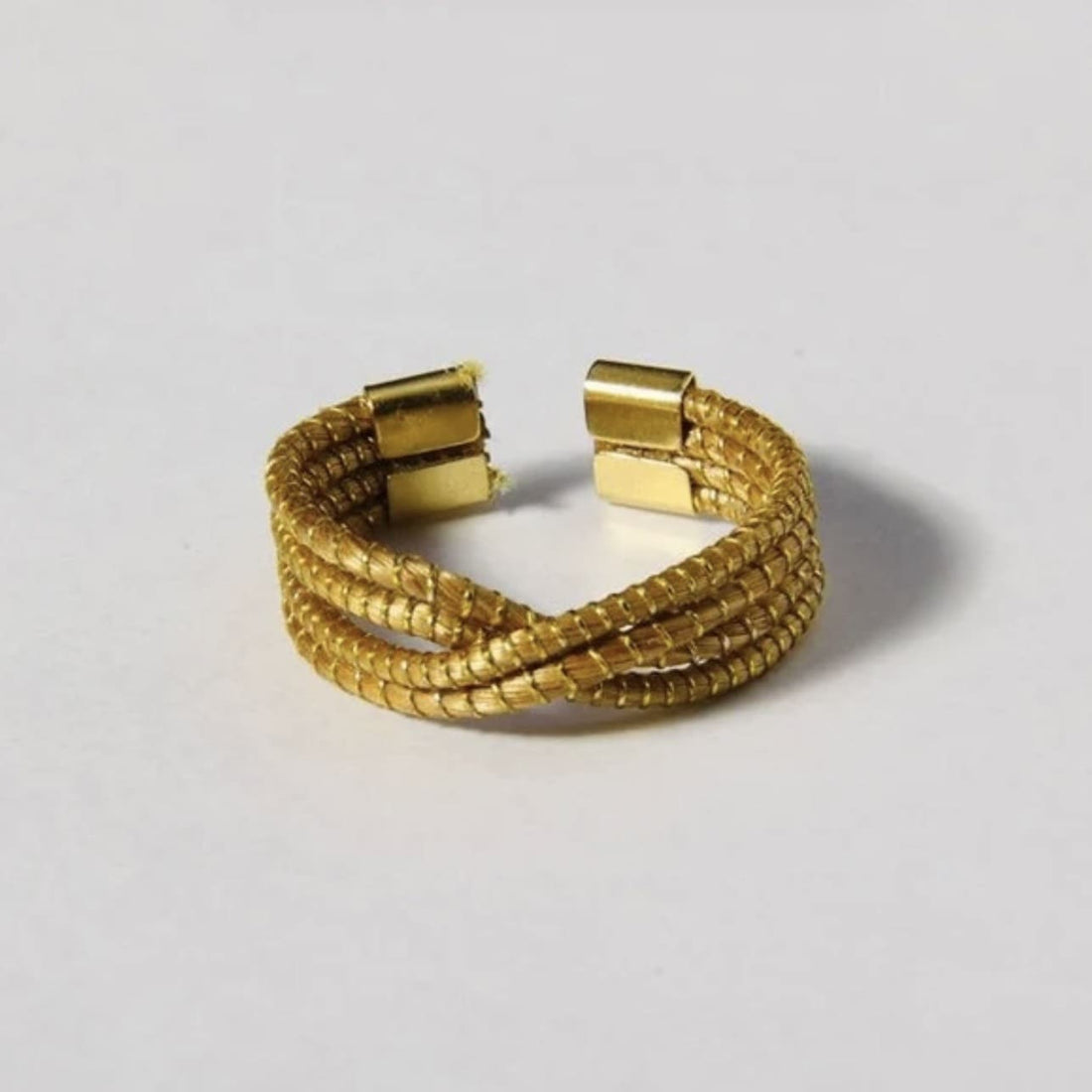Capido Cana I Capido Accessoires Ring, silberfarbenes Schmuckstück mit filigranem Design und glänzender Oberfläche.