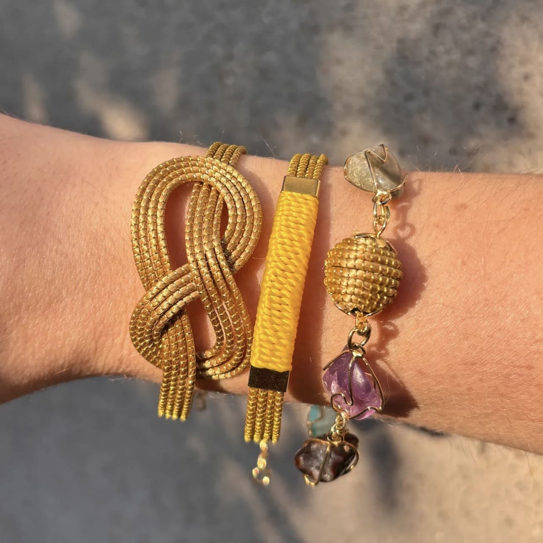 Armreif Graviola am Handgelenk, kombiniert mit weiteren Armbändern aus Goldgras