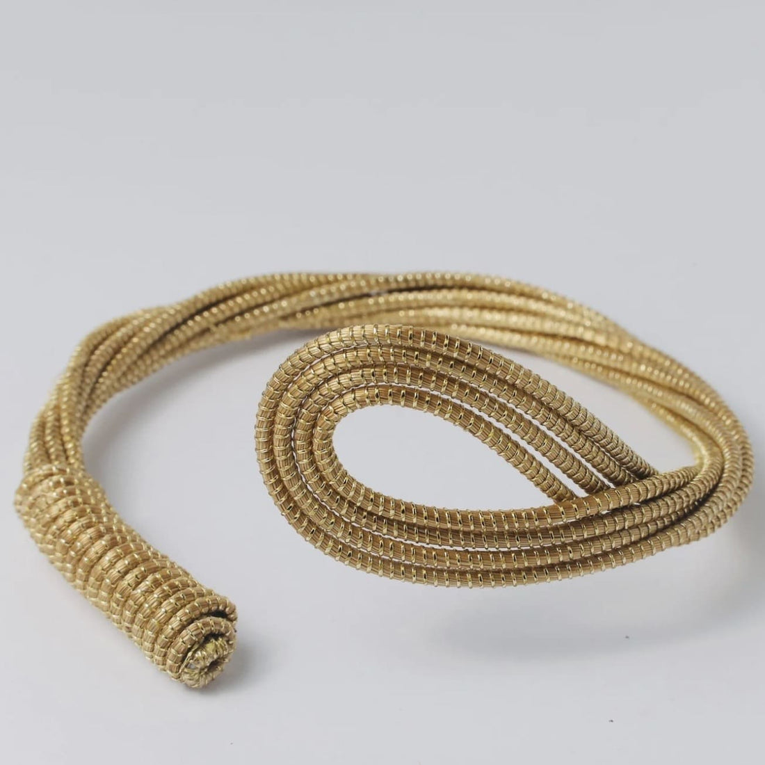 Armreif Jabuti I Capido, elegantes Accessoire aus Metall mit filigranen Designs, von Capido gefertigt.
