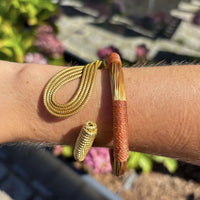 Armband Jabuti von Capido, elegantes Accessoire aus Metall mit detailliertem Design, auf weißem Hintergrund fotografiert.
