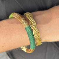 Eleganter Armreif Atuba I Capido aus Accessoires, silberfarben mit filigranen Details, auf weißem Hintergrund fotografiert.