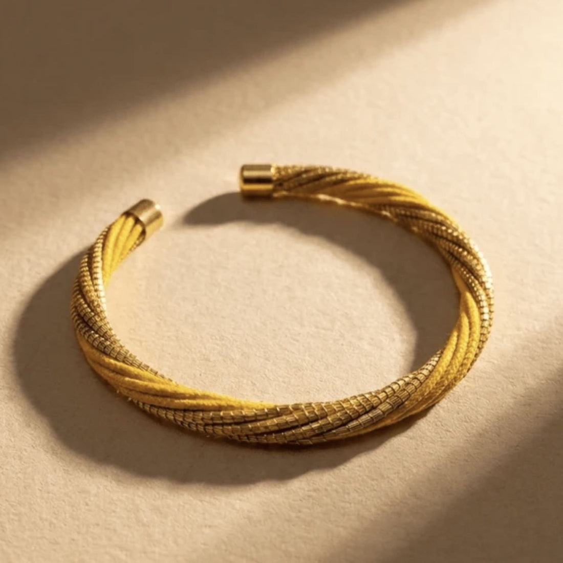 Goldener Armreif Loro Gelb von Capido, elegantes Accessoire aus hochwertigem Material, detailreiche Gestaltung sichtbar.