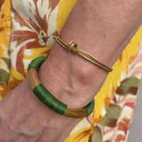 Armreif Uniao I Capido, elegantes Accessoire aus Metall mit filigranen Designs, sichtbar auf dem Bild.