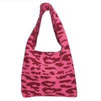 Stilvolle Lot83 Shopper Lois aus Bekleidung, mit robustem Stoff und eleganten Details, auf einem weißen Hintergrund fotografiert.