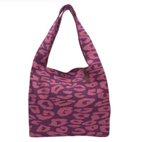 Stilvoller Shopper Lois von Lot83 aus Bekleidung, abgebildet auf einem Model, mit robustem Stoff und modernen Design.