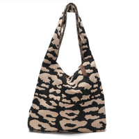 Vielseitige Shopper-Tasche von Lot83 aus robustem Material, ideal für Alltag und Einkäufe, in natürlicher Farbgebung.