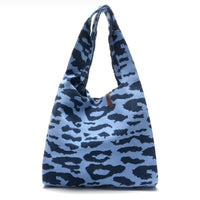 Lot83 Shopper Lois, stilvolle Einkaufstasche aus Bekleidung, mit robustem Material und eleganten Design.