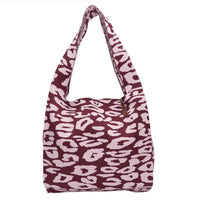 Luftige Shopper Lois von Lot83 aus Bekleidung, zeigt den großzügigen Stoff und das schlichte Design in natürlicher Haltung.