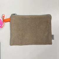 Manufaktur & Kontor Little Sister Bag Cord, modisches Accessoire in natürlicher Farbgebung, zeigt den bunten Kordelverschluss.