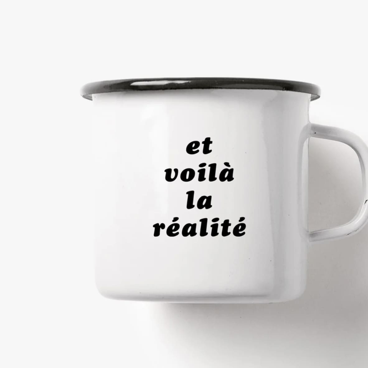 Emaille Tasse „et voilà la Réalité“, Typealive