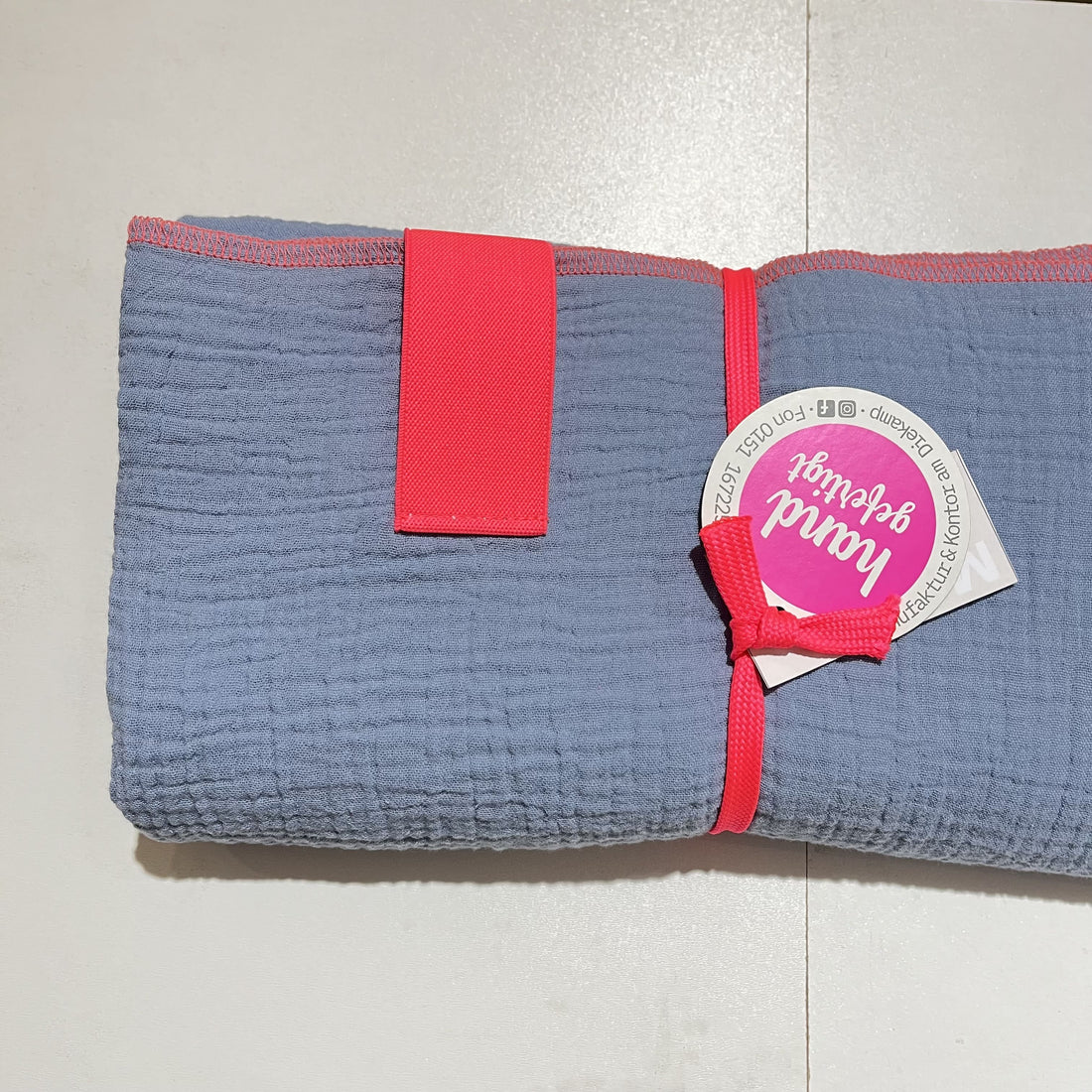 Weiches Musselin-Quadrattuch von Manufaktur & Kontor, ideal als Accessoire, mit floralem Muster und sanften Farben.