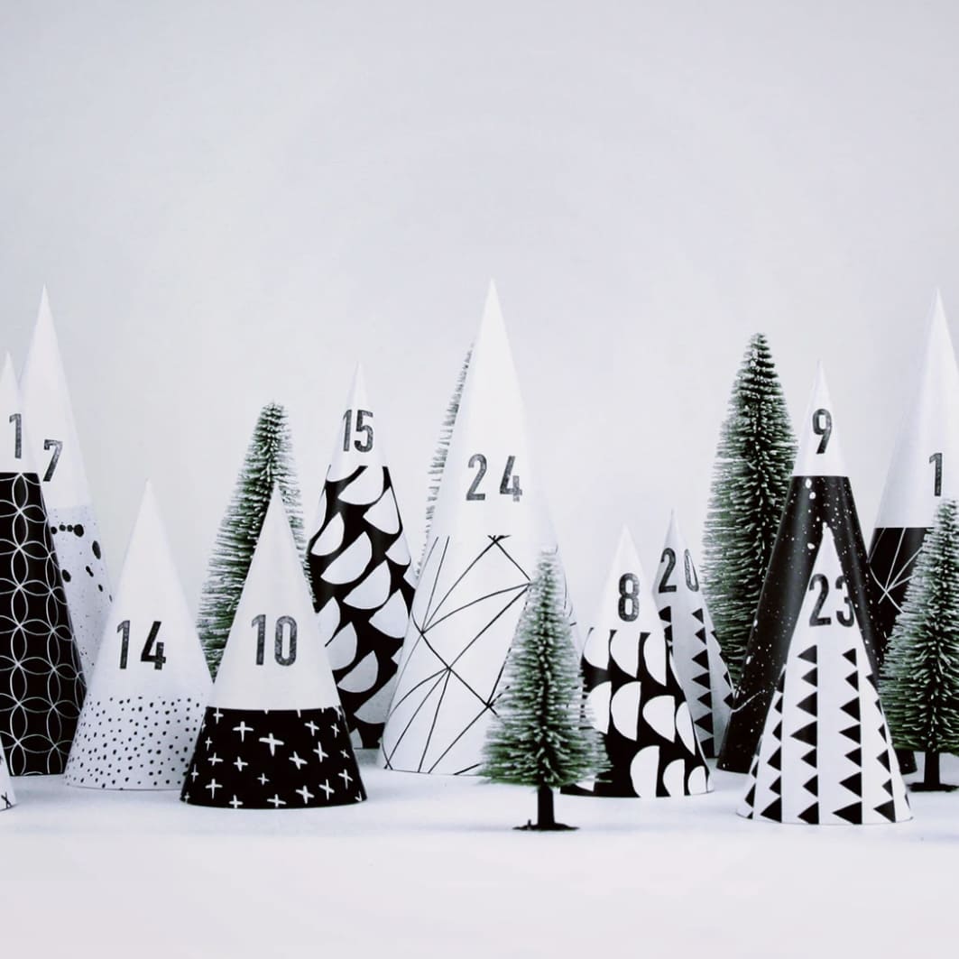 Adventskalender hyggewald von typealive, aus Papier, mit nummerierten Türchen für die Adventszeit, dekoratives Design.