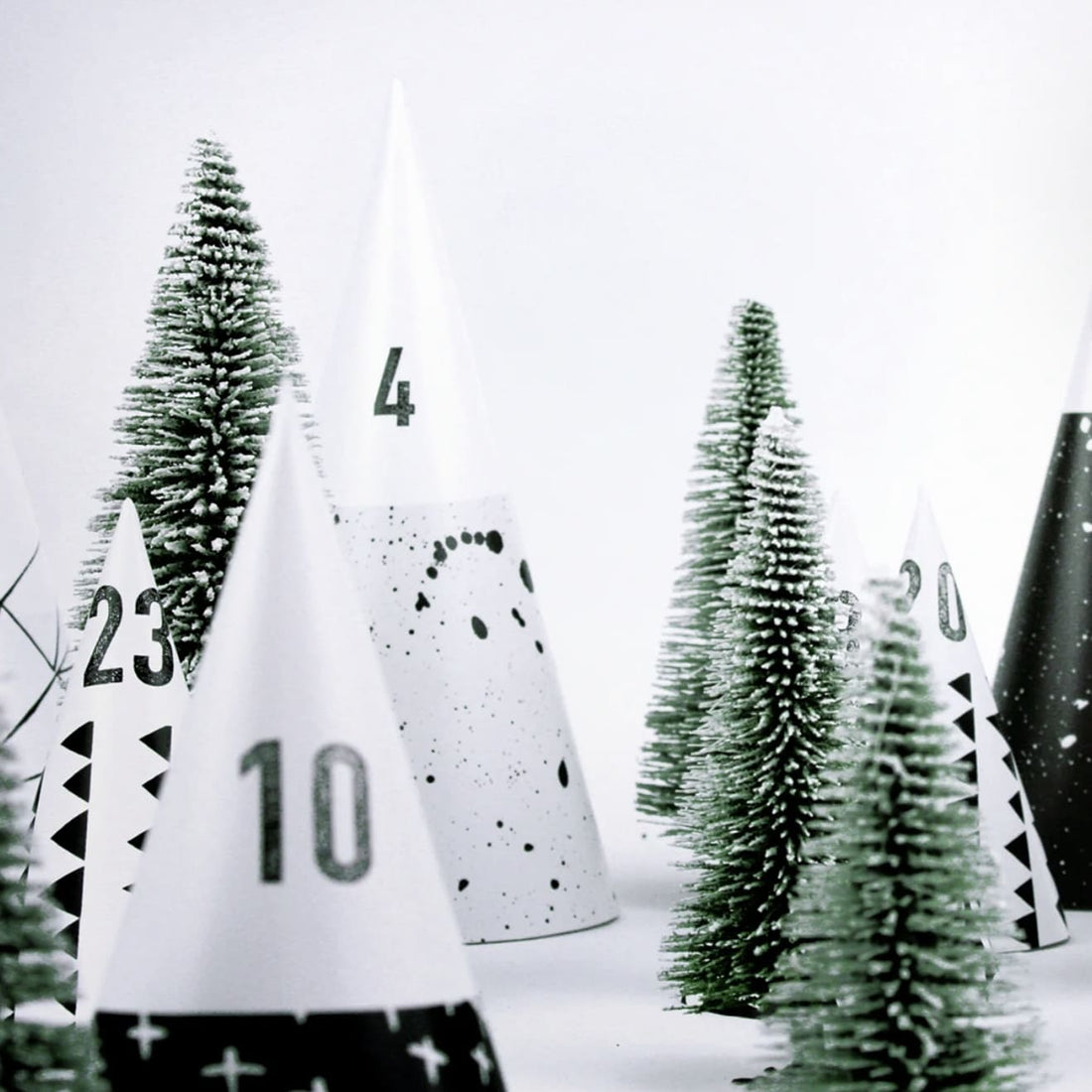 Adventskalender von Typealive aus Papeterie mit bunten, festlichen Designs und 24 Türchen zum Öffnen.