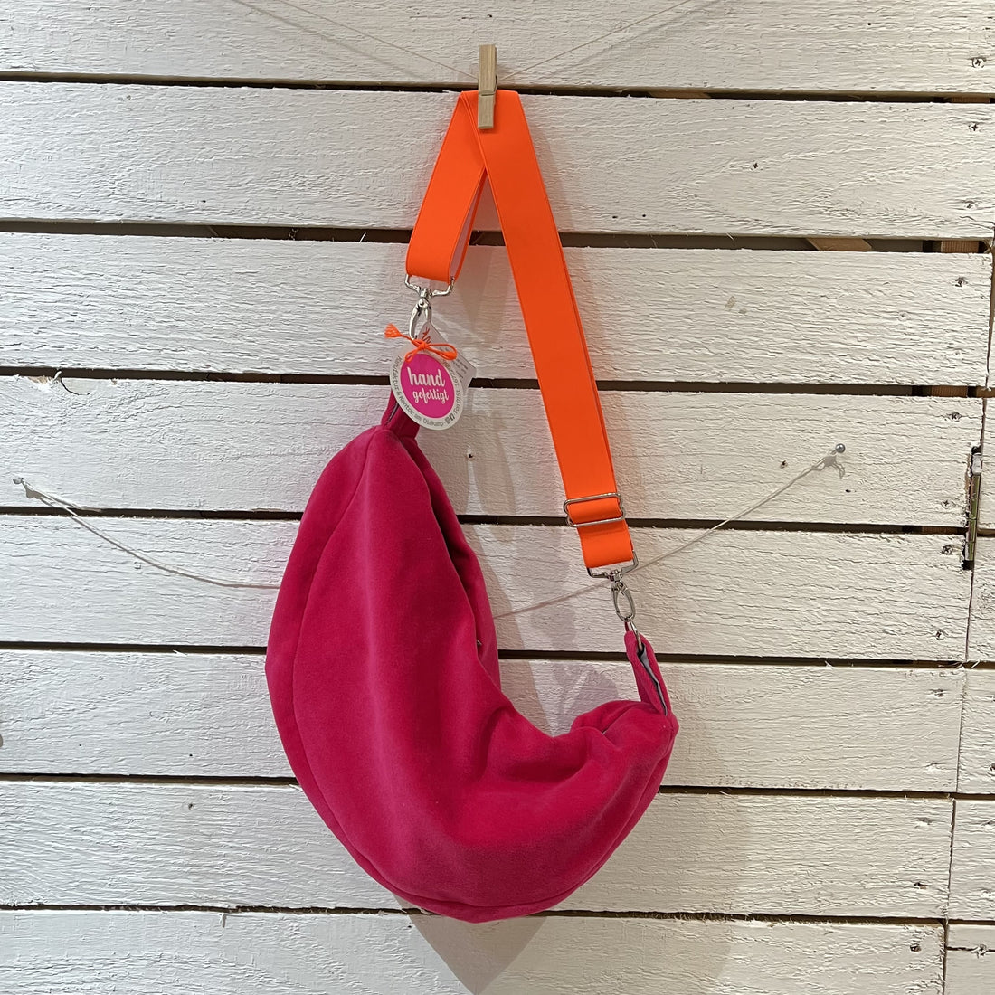 Rote Crossbody-Tasche Nicky Velours von Manufaktur & Kontor, modisches Accessoire aus Veloursleder, getragen über der Schulter.