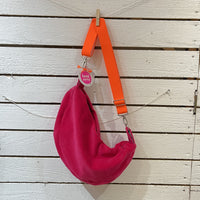Rote Crossbody-Tasche Nicky Velours von Manufaktur & Kontor, modisches Accessoire aus Veloursleder, getragen über der Schulter.