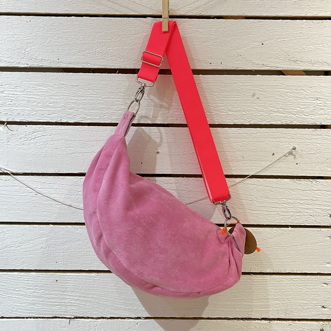 Velours-Umhängetasche von Manufaktur & Kontor, stilvolles Accessoire mit verstellbarem Riemen und eleganter Optik.