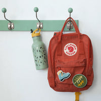 Roter Patch-Anstecker von Roadtyping als modisches Accessoire, detailreiche Stickerei auf schwarzem Hintergrund.