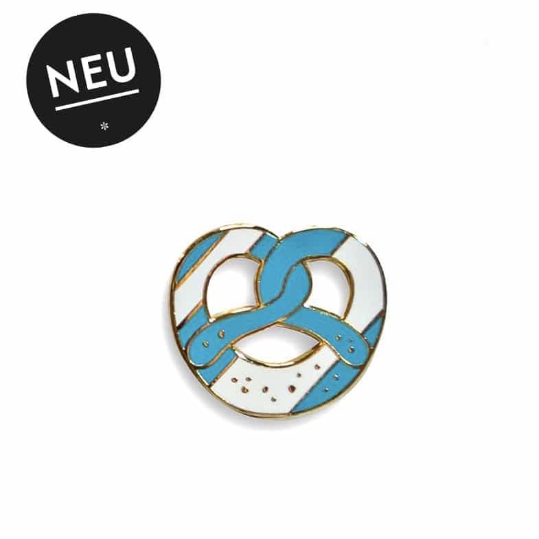 Halterung für Pins im Heimatformat, kleines Accessoire aus Metall mit dekorativem Design, auf weißem Hintergrund fotografiert.