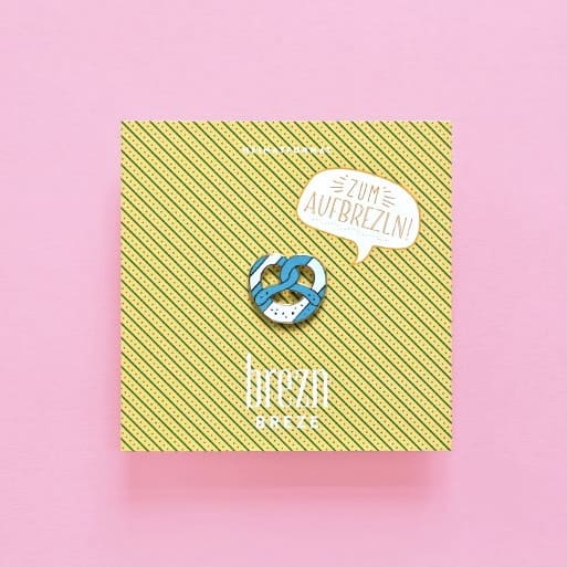 Herkunftsstil Pin Breze von Heimatformat, detaillierte Metall-Accessoires mit Schnörkeln und traditionellem Design.