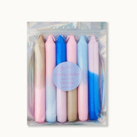 Bunte Dip-Dye-Kerzen im Set von by vivi, für drinnen und draußen, farbenfrohe Dekokerzen auf einem Tisch fotografiert