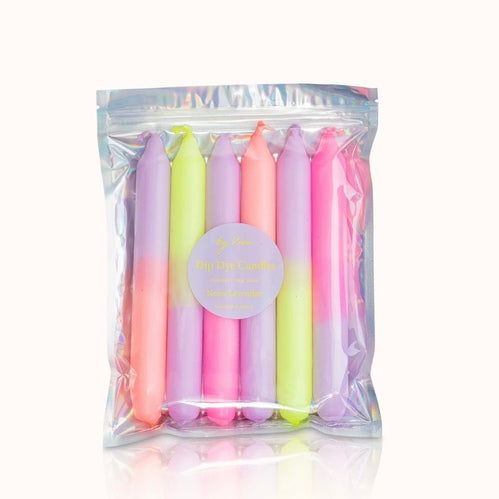 Bunte Dip-Dye-Kerzen im Set von by vivi, geeignet für drinnen und draußen, farbenfrohe dekorative Kerzen auf weißem Hintergrund