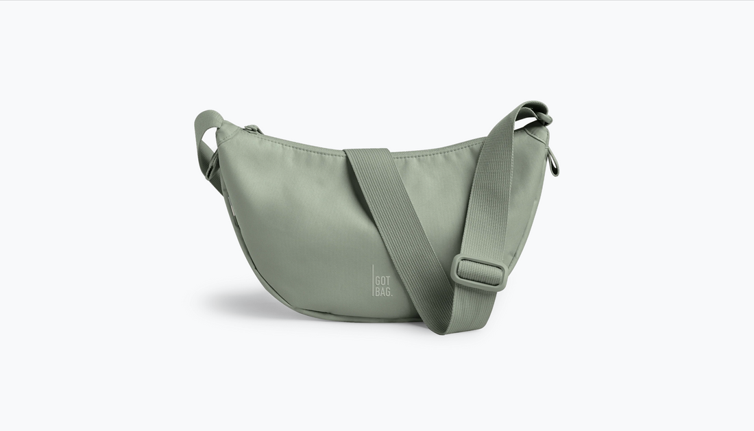 Kleine Moon-Bag von Got Bag, nachhaltiger Rucksack und HipBag aus recyceltem Meeresplastik, mit verstellbarem Tragegurt.