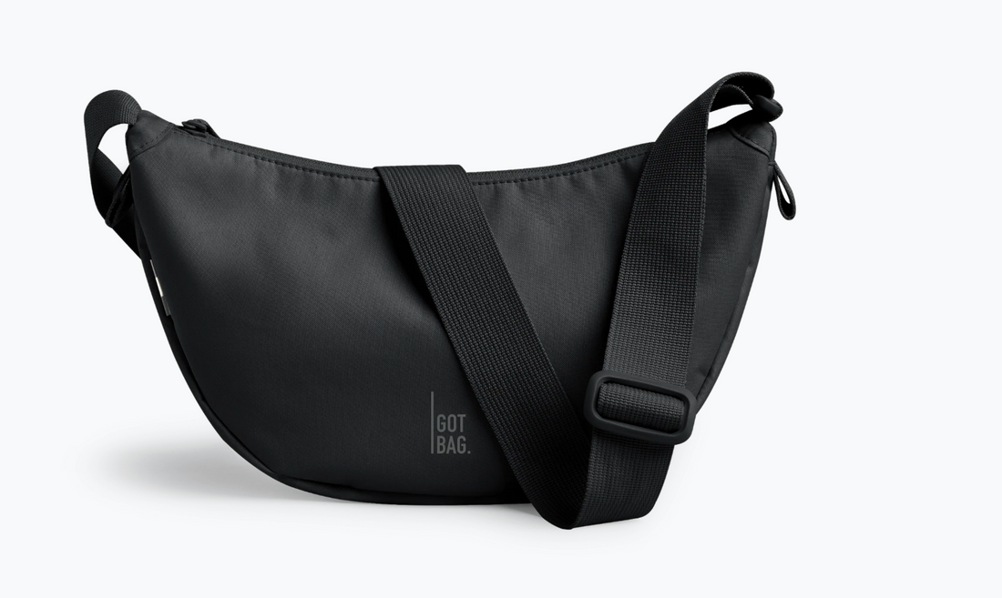 Kleine Moon-Bag von Got Bag, umweltfreundlicher Rucksack und HipBag aus recyceltem Meeresplastik, mit verstellbarem Gurt.