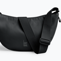 Kleine Moon-Bag von Got Bag, umweltfreundlicher Rucksack und HipBag aus recyceltem Meeresplastik, mit verstellbarem Gurt.