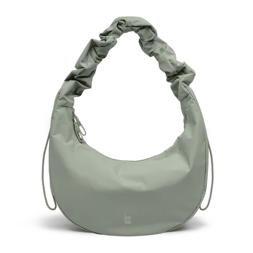 Got Bag Moon-Bag Ruffle Rucksack mit Rüschen, dunkler Farbe, zeigt das Frontdesign mit Schatteneffekt.