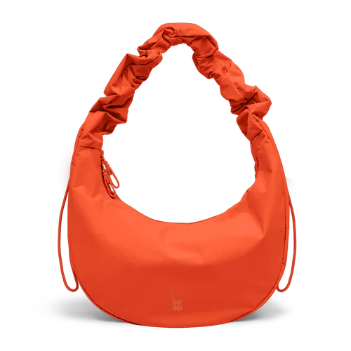 Got Bag Moon-Bag Ruffle in Hot Coral, stilvoller Rucksack mit Rüschendetails, frontale Ansicht mit Schatteneffekt.