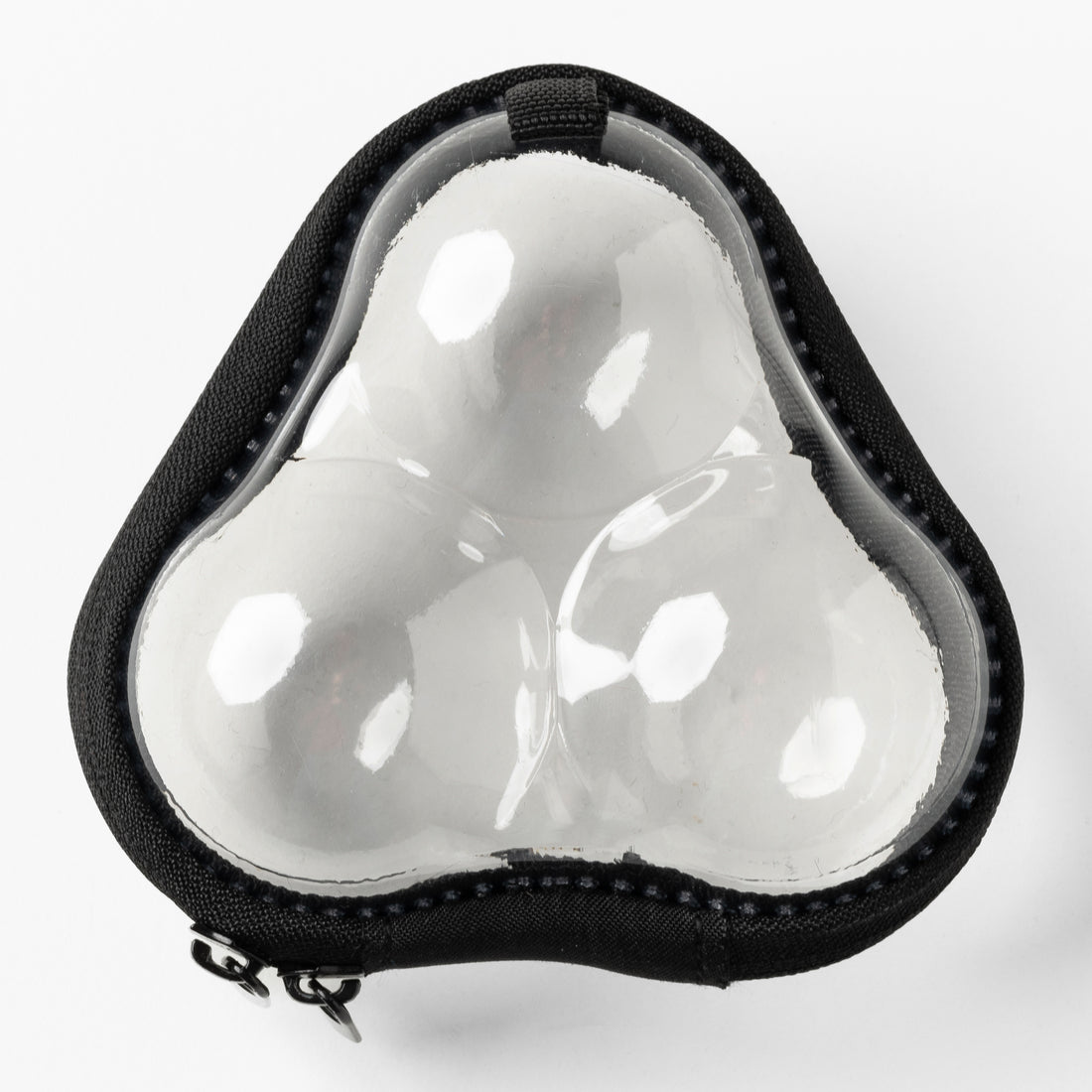 Drei Ballcases von Mr. Tischtennis, geeignet für Indoor und Outdoor Tischtennis, in verschiedenen Farben auf einem Tisch.