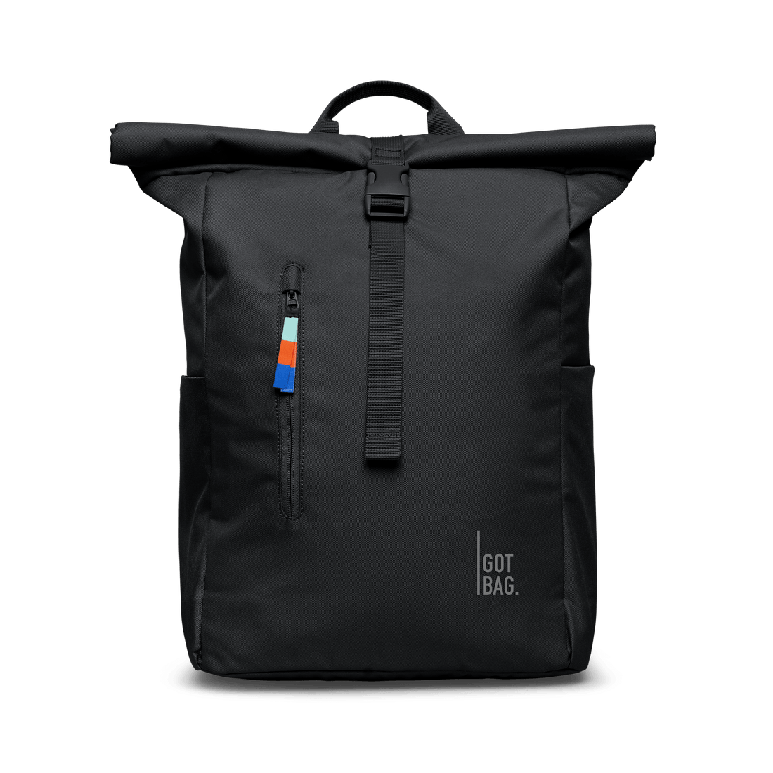 Schwarzer Got Bag Roll-Top Easy Rucksack mit rollbarem Verschluss und Schultergurten, seitliche Taschen, Frontansicht.