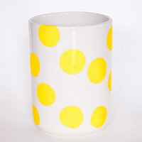 Weiße Vase "Dots" von Magazin Minori, stilvolle Dekoration für Ess- und Trinkbereiche, mit schwarzen Punktmustern.