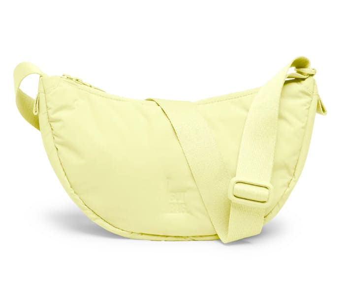 Kleinere Cloud-Moon-Bag von Got Bag aus recyceltem Material, tragbar als Rucksack oder HipBag, in dunkler Farbe.