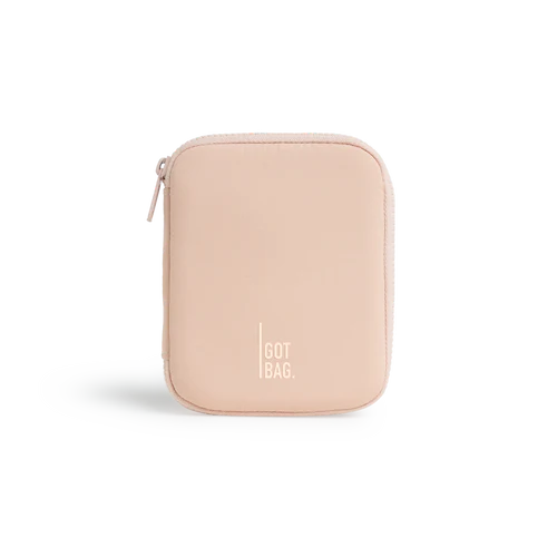 Got Bag Wallet 01 aus Leder in Perlmutt-Optik, Frontansicht mit Schatten, elegantes Accessoire für Damen und Herren
