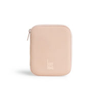 Got Bag Wallet 01 aus Leder in Perlmutt-Optik, Frontansicht mit Schatten, elegantes Accessoire für Damen und Herren
