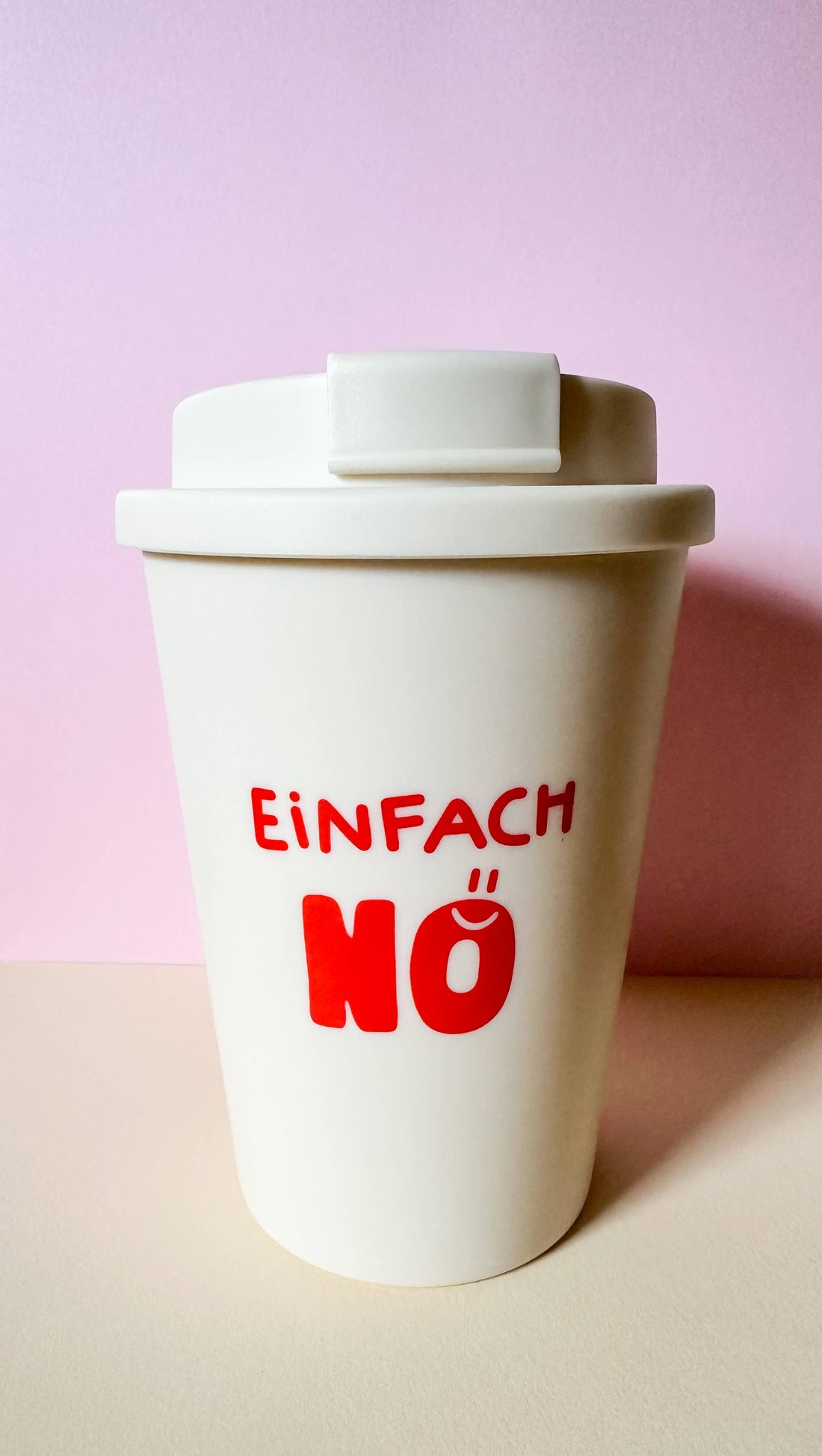 Limitierte To Go Becher von StudioSonna, langlebiges Kunststoffgefäß mit stilvollem Design, ideal für unterwegs