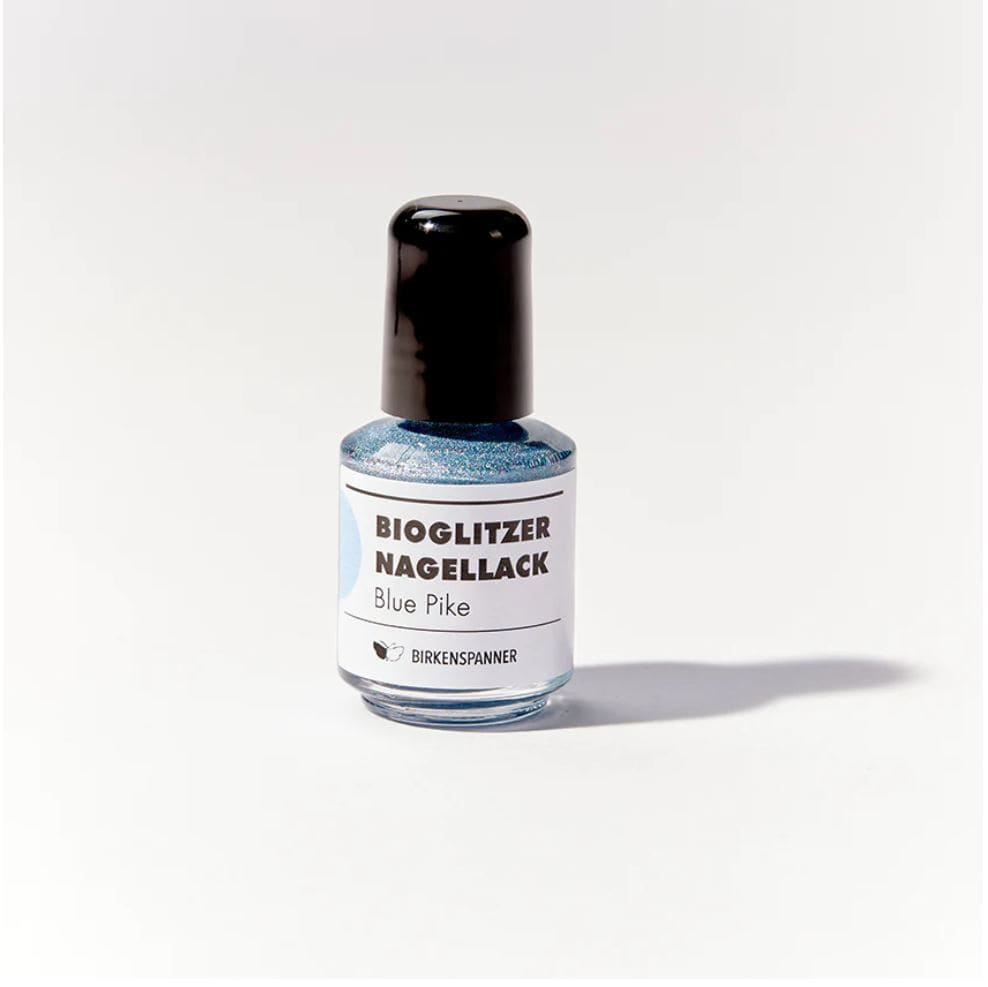 Blauer Nagellack mit Bio-Glitzer von Birkenspanner, glänzendes Beauty-Produkt für gepflegte Fingernägel.
