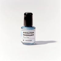 Blauer Nagellack mit Bio-Glitzer von Birkenspanner, glänzendes Beauty-Produkt für gepflegte Fingernägel.