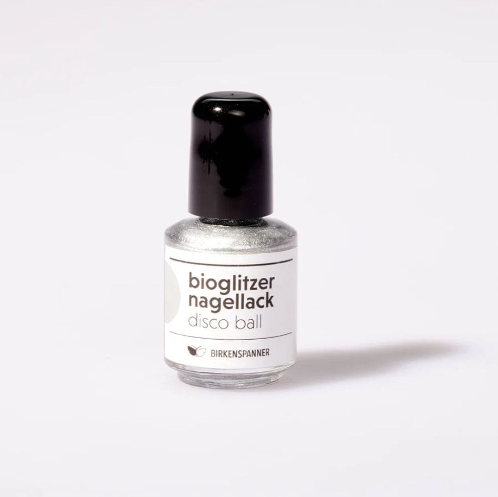 Glitzernder Bio-Nagellack von Birkenspanner mit schimmernder Oberfläche, ideal für kreative Nagelkunst und Pflege.