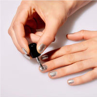 Birkenspanner Bio-Glitzer Nagellack auf gepflegten Nägeln, funkelndes Disco-Design, Beauty & Pflege Produkt