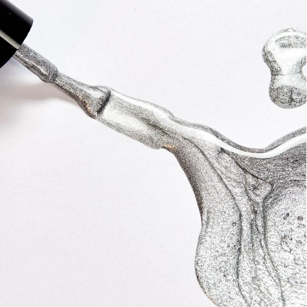Birkenspanner Bio-Glitzer Nagellack in Türkis, glänzender Nagellack mit Bio-Glitzer, auf dem Nagel aufgetragen, Nahaufnahme