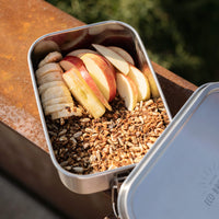 Yogi Box+ Lunchbox von ECO Brotbox, draußen im Einsatz