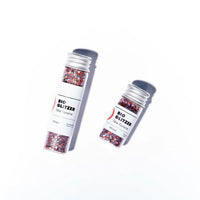 Glitzer Bio 10g von Birkenspanner, beauty & pflege, glänzendes Bio-Glitzerpulver auf weißem Hintergrund.