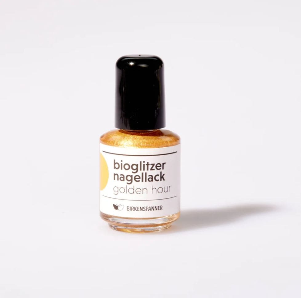 Goldener Nagellack mit Bio-Glitzer von Birkenspanner für elegante Beauty- und Pflegeanwendungen.